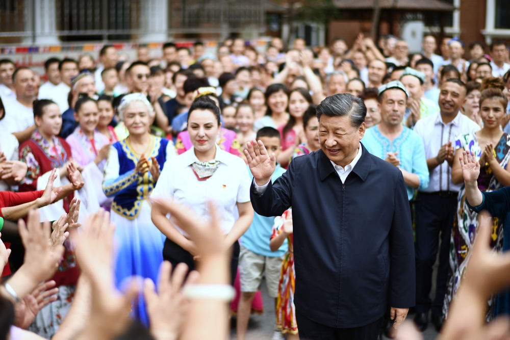 2022年7月13日，習近平在新疆維吾爾自治區(qū)烏魯木齊市天山區(qū)固原巷社區(qū)考察時，向各族群眾揮手致意。新華社記者 燕雁 攝