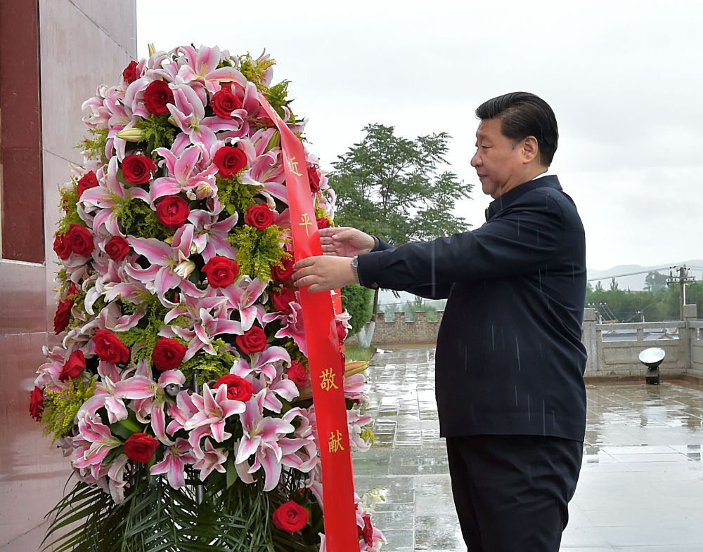 2016年7月18日，習近平在寧夏固原市西吉縣將臺堡向紅軍長征會師紀念碑敬獻花籃。新華社記者 李濤 攝