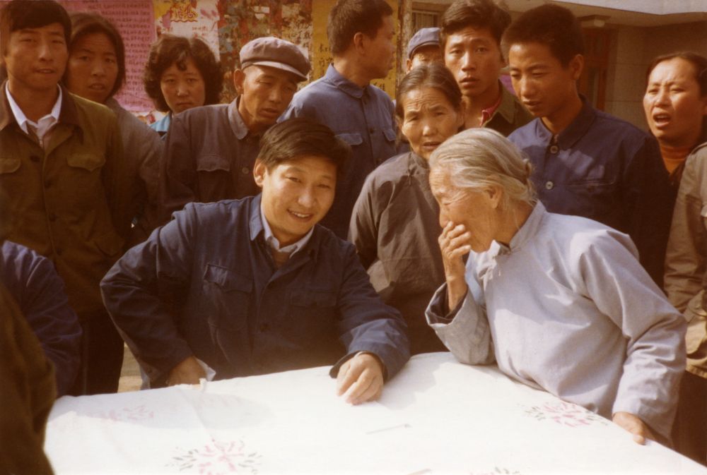 這是1983年，時任河北省正定縣委書記的習近平，臨時在大街上擺桌子聽取老百姓意見。新華社發(fā)