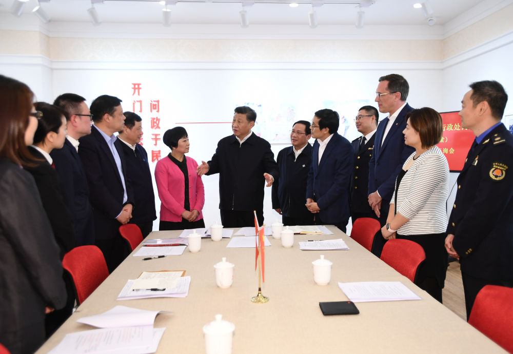 2019年11月2日，習近平在上海市長寧區(qū)虹橋街道古北市民中心，同參加法律草案意見建議征詢會的中外居民親切交談，詳細詢問法律草案的意見征集工作情況。新華社記者 謝環(huán)馳 攝